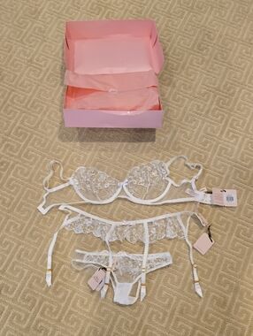 BNIB Agent Provocateur Jayce White Floral Lace Bra, Garter & Brief Set, 32F/ M